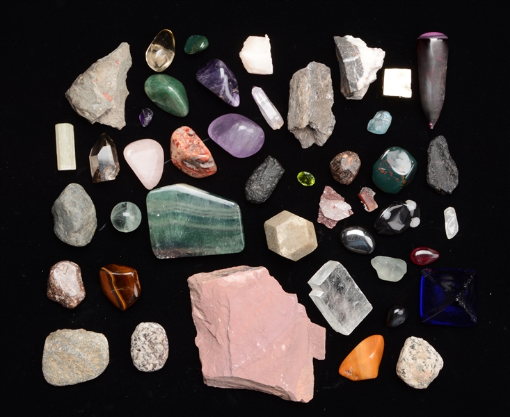 GROUP OF APPROXIMATELY 42 MINERAL AND GEM SMALL SPECIMENS.