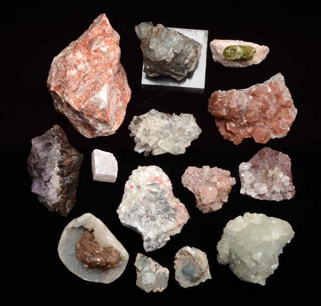 GROUP OF 14: FLUORITE AND CALCITE CRYSTAL SPECIMENS. 