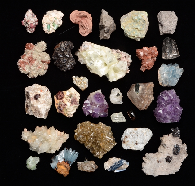 LARGE GROUP OF APPROXIMATELY 30 MINERALS AND CRYSTALS.