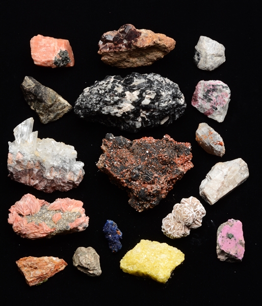 GROUP OF 17: ASSORTED MINERAL SPECIMENS SUITABLE FOR STUDY OR DISPLAY. 