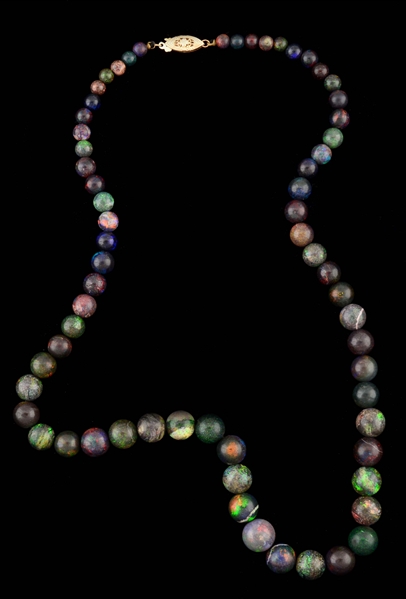 GRADUATED BLACK OPAL BEADED NECKLACE WITH 14K GOLD CLASP. 