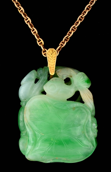 14K GOLD CARVED JADE FISH & LILY PAD NECKLACE.