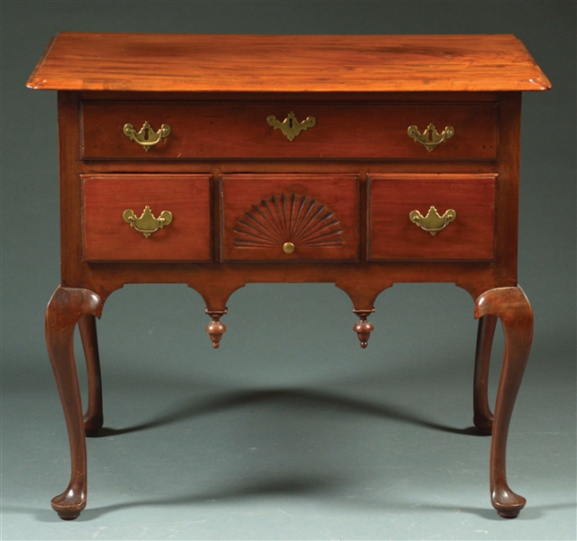 QUEEN ANNE MAHOGANY DRESSING TABLE.