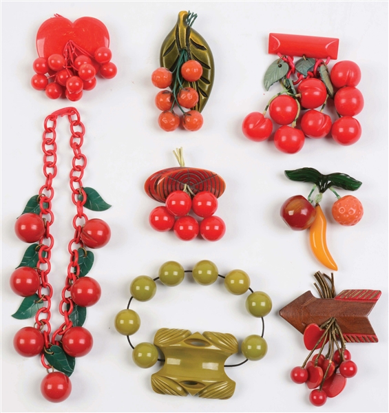 LOT OF 8: BAKELITE PINS & NECKLACE.