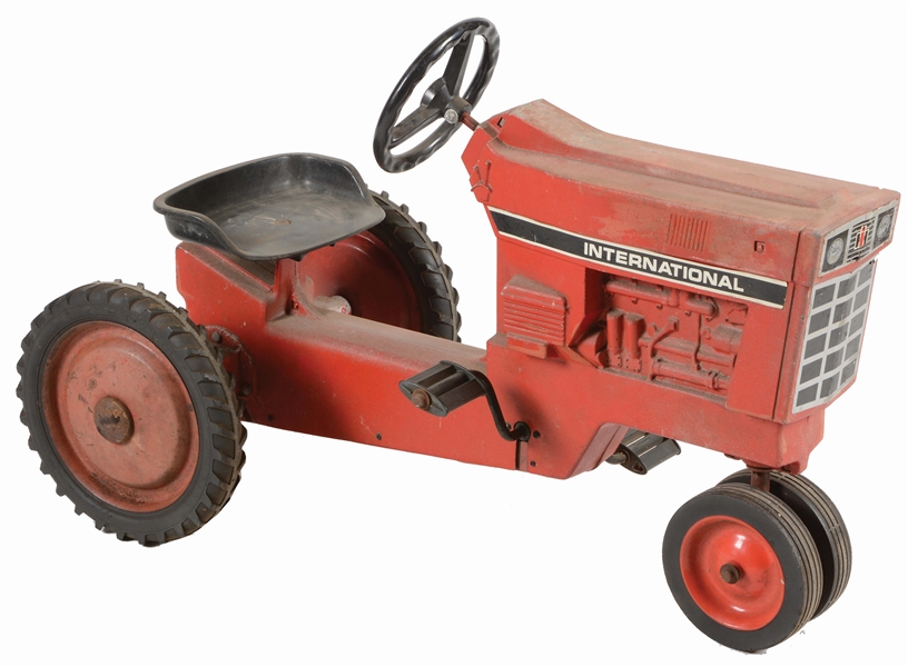 INTERNATIONAL CHILDS PEDAL TRACTOR.