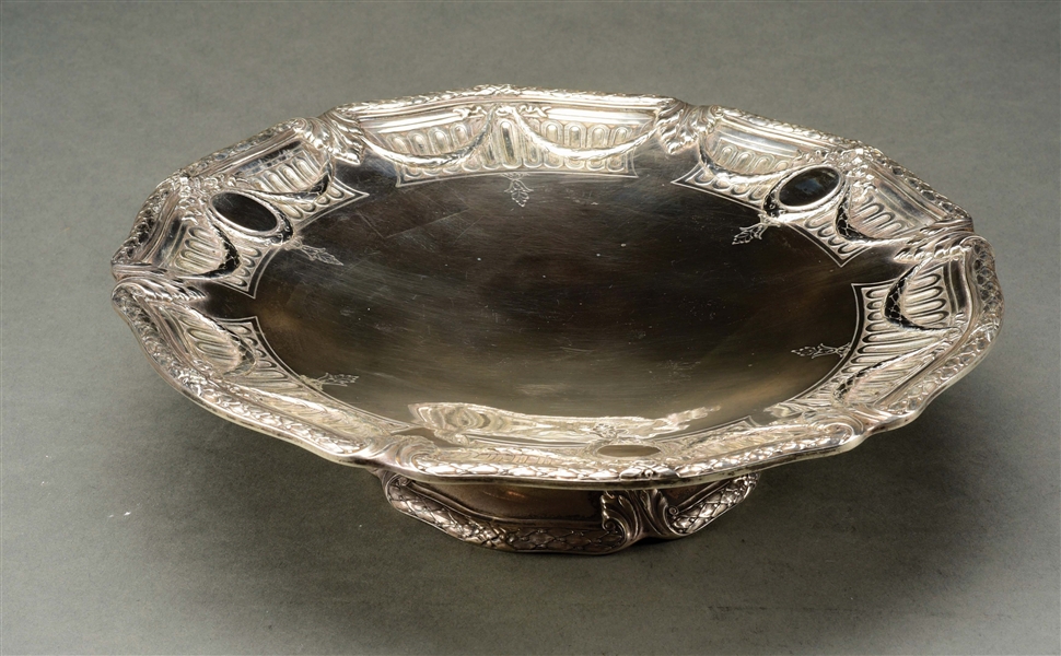 AN AMERICAN STERLING CAKE PLATE.