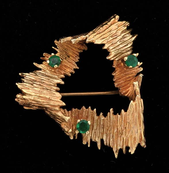 14K YELLOW GOLD PIN WITH EMERALDS.