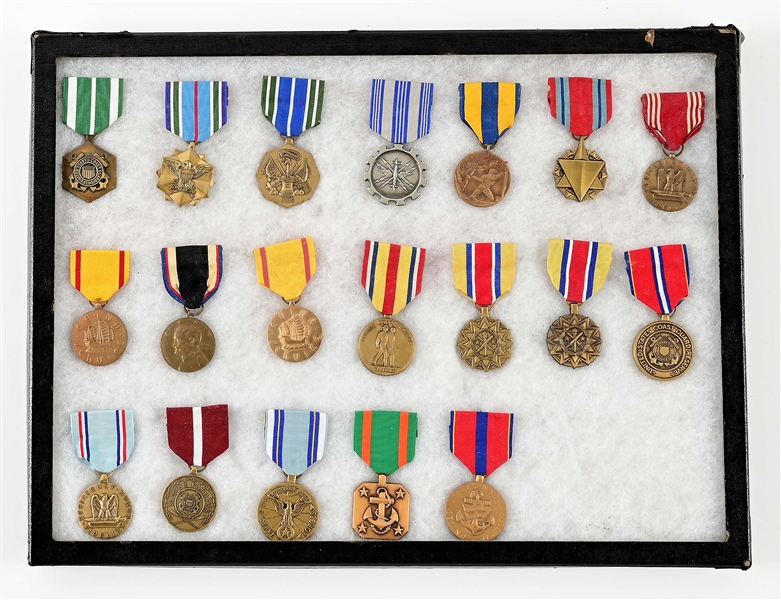 LOT OF ASSORTED US MILITARY MEDALS.