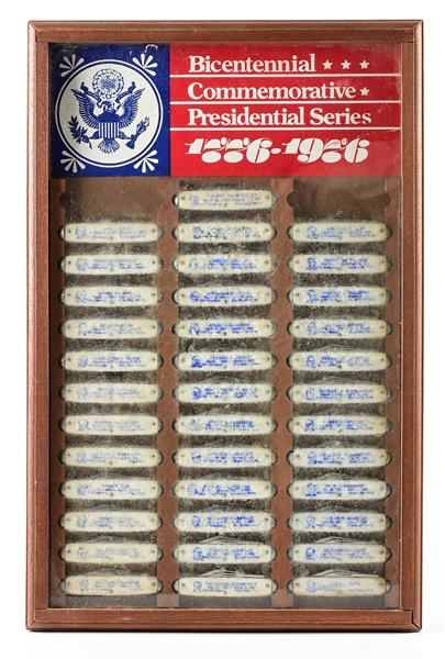 BICENTENNIAL COMMEMORATIVE PRESIDENTIAL SERIES 1776-1986 FRAMED WOOD AND GLASS DISPLAY CONTAINING 37 FOLDING KNIVES.