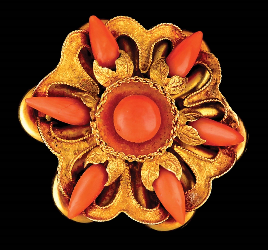 LADIES’ ANTIQUE 18K YELLOW GOLD CORAL BROOCH.