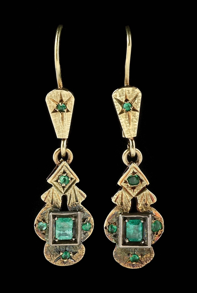LADIES’ ANTIQUE 14K GOLD AND EMERALD EARRINGS.