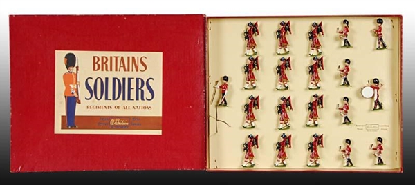 BRITAINS SET# 1722 PIPES AND DRUMS OF THE SCOTS GU