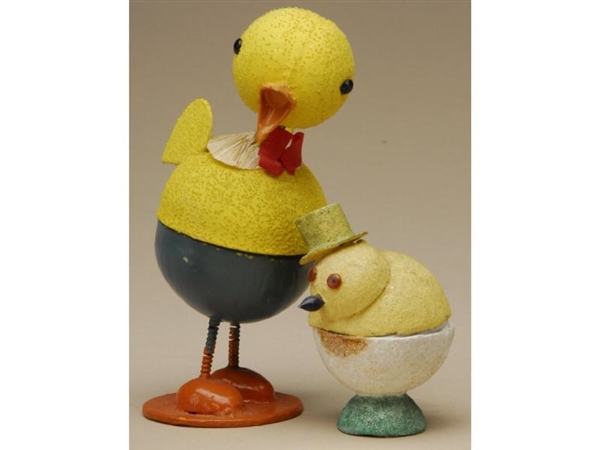 LOT: TWO EASTER CHICKEN CANDY CONTAINERS          