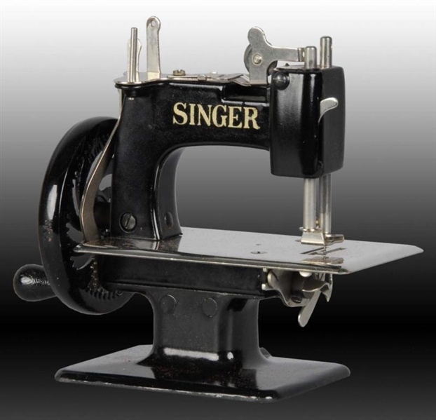 SINGER TOY SEWING MACHINE WITH BOX.               