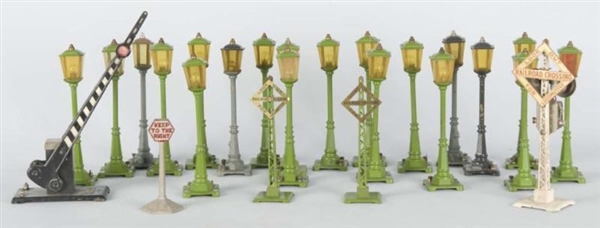 LOT OF: LIONEL O-GAUGE STREET LAMPS & ACCESSORIES.