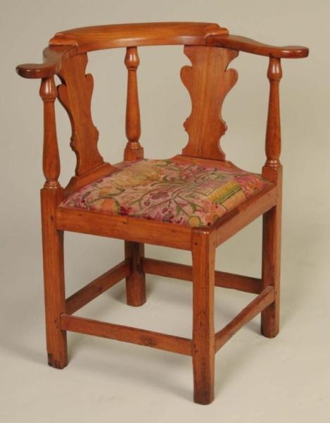RARE TIDEWATER, VIRGINIA CHERRY ROUNDABOUT CHAIR. 