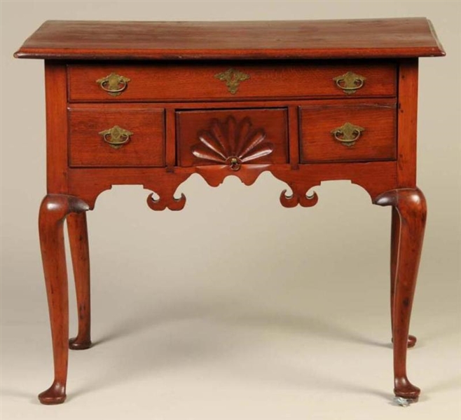 AMERICAN QUEEN ANNE SYCAMORE DRESSING TABLE.      