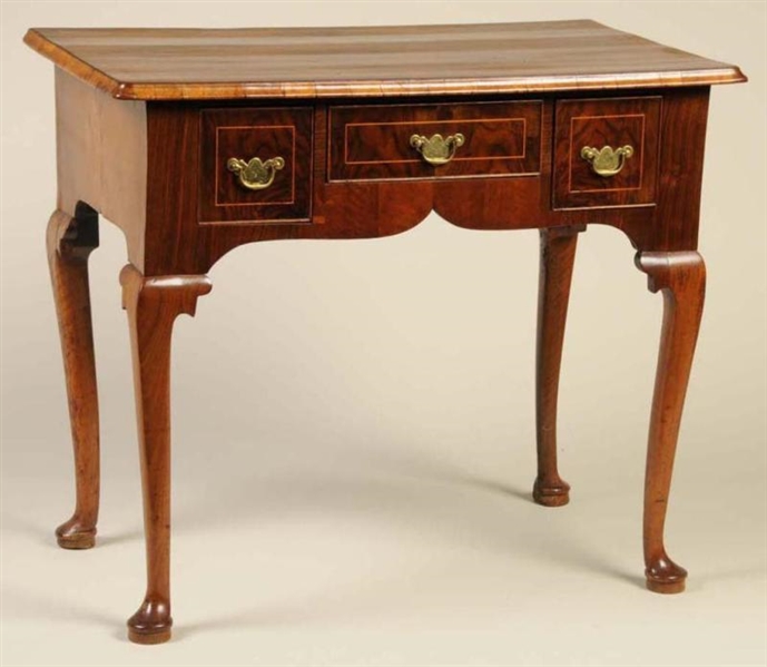 AMERICAN OR ENGLISH QUEEN ANNE DRESSING TABLE.    