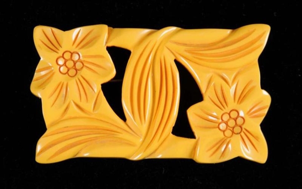 BAKELITE CREAM COLORED FLORAL RETICULATED PIN.    