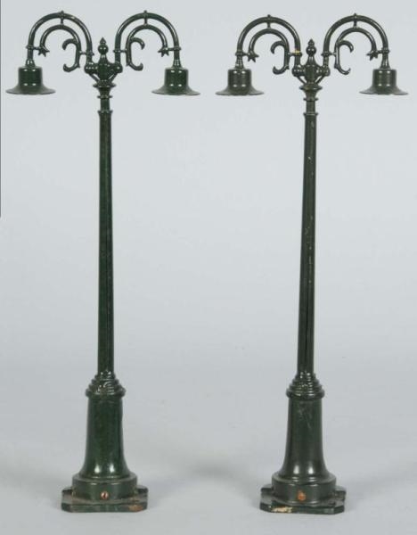 PAIR OF LIONEL NO. 61 DOUBLE LAMPPOSTS.           