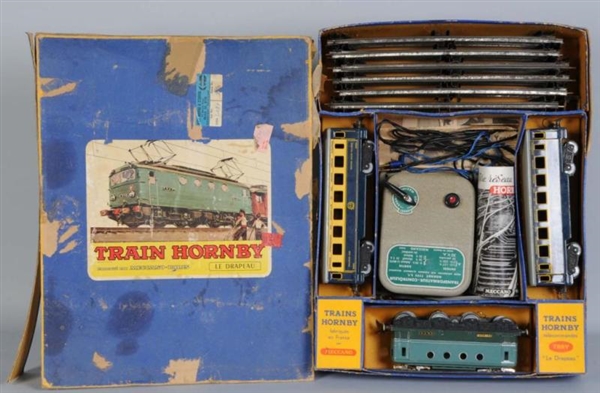 HORNBY O-GAUGE PASSENGER TRAIN SET IN SET BOX     