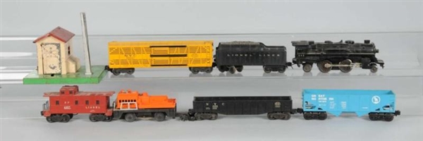 LOT OF 28: LIONEL & OTHER TRAIN CARS & ACCESSORIES