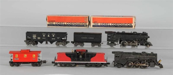 LOT OF 8: LIONEL ENGINES & CARS.                  