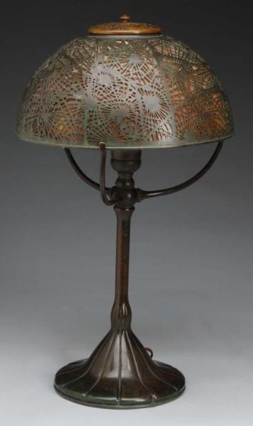 TIFFANY PINE NEEDLE PATTERN LAMP.                 