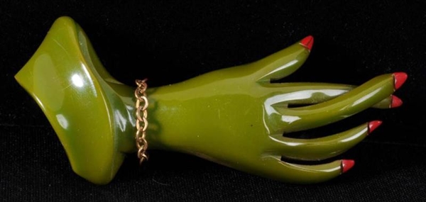 BAKELITE GREEN HAND WITH CROSSED FINGERS PIN.     