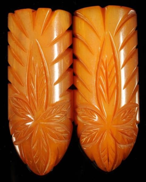 PAIR OF LARGE BAKELITE BUTTERSCOTCH CLIPS.        
