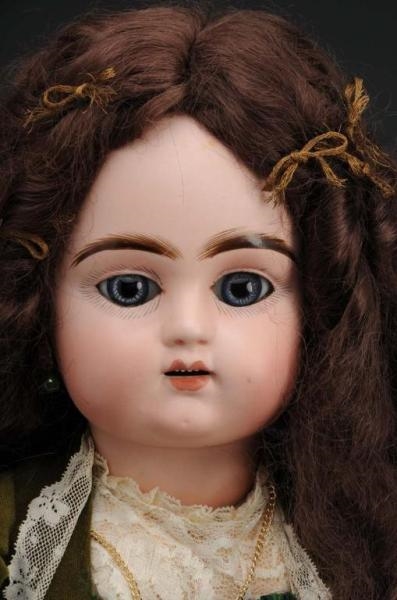 LATE 19TH CENTURY FRENCH BISQUE HEAD DOLL.        