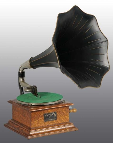 VICTOR I PHONOGRAPH WITH PANELED HORN.            