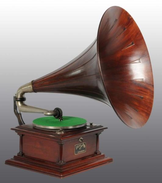 VICTOR IV PHONOGRAPH DISC WITH WOOD HORN.         