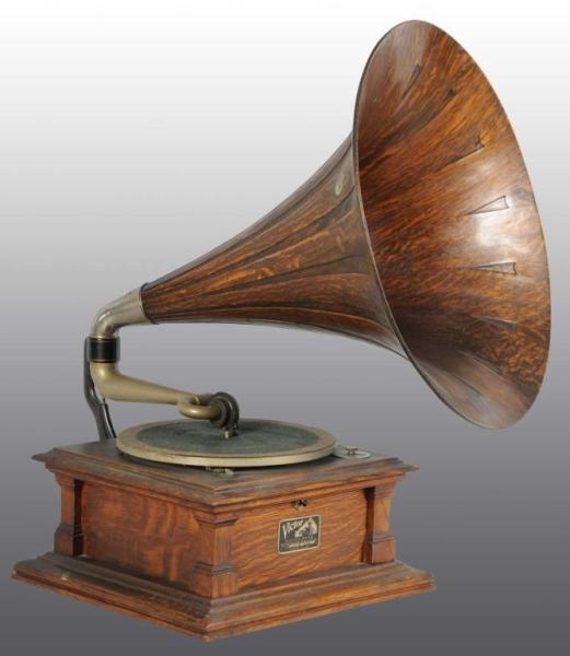 VICTOR V DISC PHONOGRAPH WITH WOOD HORN.          