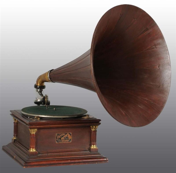  VICTOR VI PHONOGRAPH WITH WOOD HORN.             