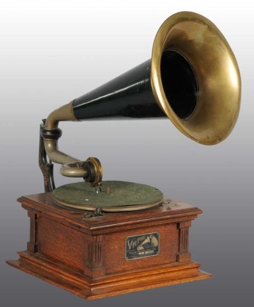 VICTOR E PHONOGRAPH WITH SMALL BRASS BELL HORN.   