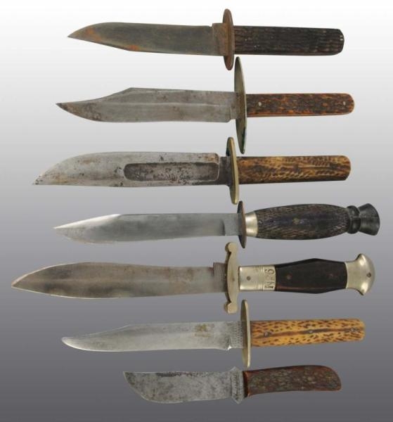 LOT OF 7: HUNTING KNIVES WITH LEATHER SHEATHS.    