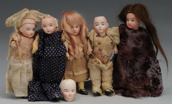 LOT OF 5: BISQUE HEAD DOLLS.                      