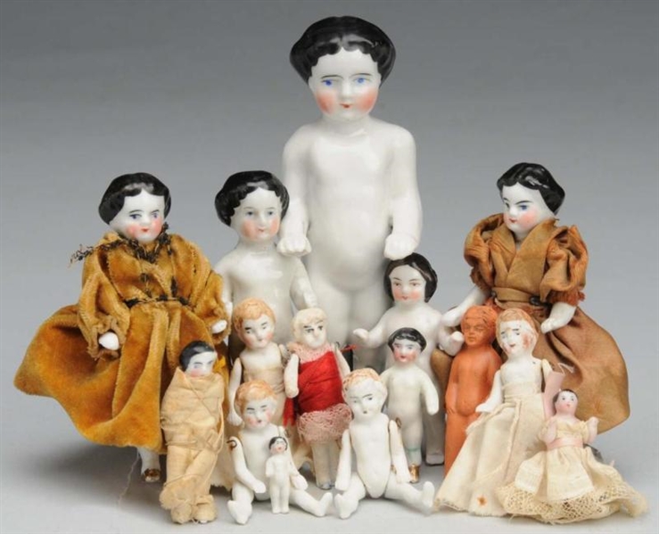 LOT OF 14: SMALL CHINA AND BISQUE DOLLS.          