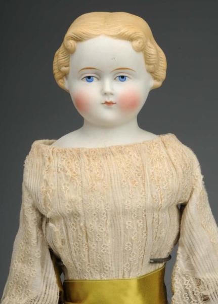 PARIAN LADY WITH BLONDE HAIR.                     