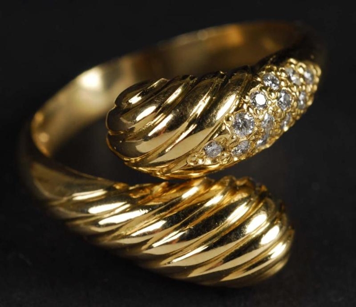14K Y.GOLD RING WITH DIAMONDS.                    