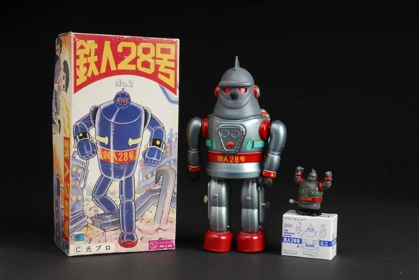TIN T-28 ROBOT BATTERY-OPERATED TOY.              