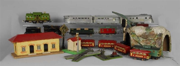 LOT OF 15: AMERICAN FLYER & LIONEL TRAIN PIECES.  