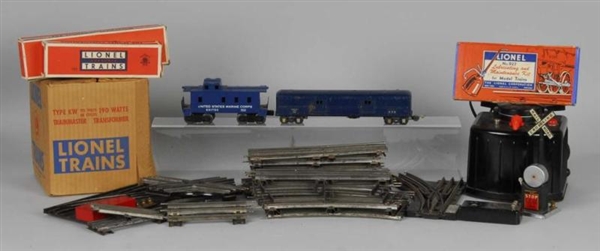 LOT OF AMERICAN FLYER & LIONEL TRAIN CARS.        