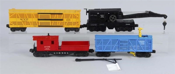 LOT OF 4: LIONEL O-GAUGE FREIGHT CARS.            