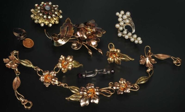 LOT OF 8: ANTIQUE COSTUME JEWELRY PIECES.         