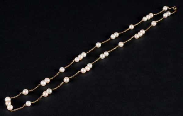 FAUX PEARL NECKLACE.                              