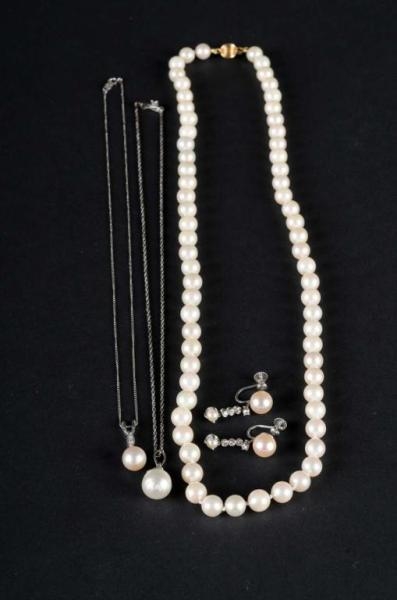 LOT OF 5: PEARL JEWELRY PIECES.                   