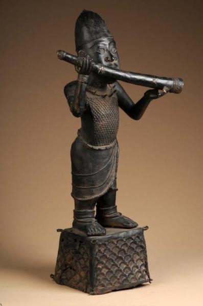 WEST AFRICAN ROYAL MUSICIAN FIGURE.               