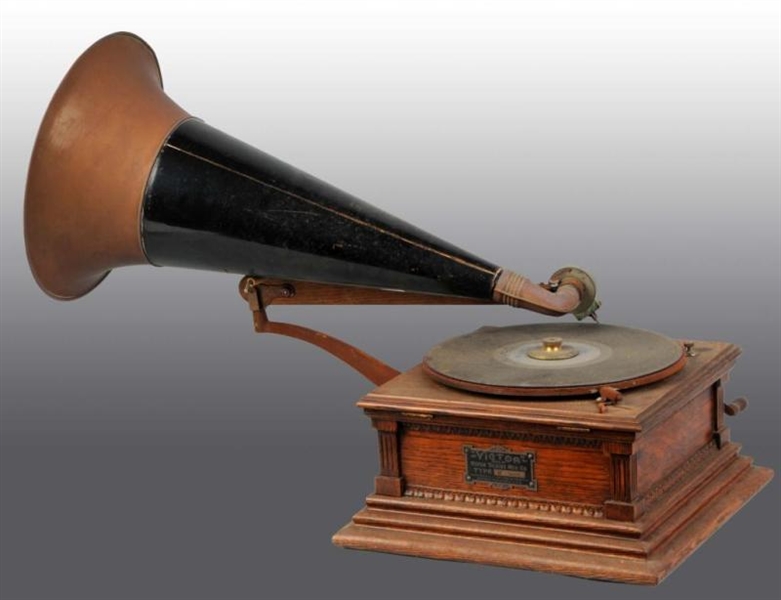 VICTOR TALKING MACHINE WITH METAL HORN.           